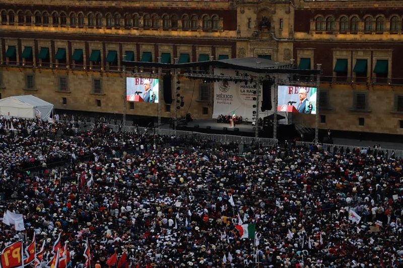 Simpatizantes llenaron el Zócalo para ver a AMLO