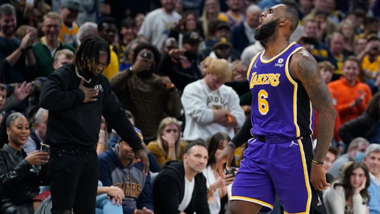 LeBron James reacciona durante juego