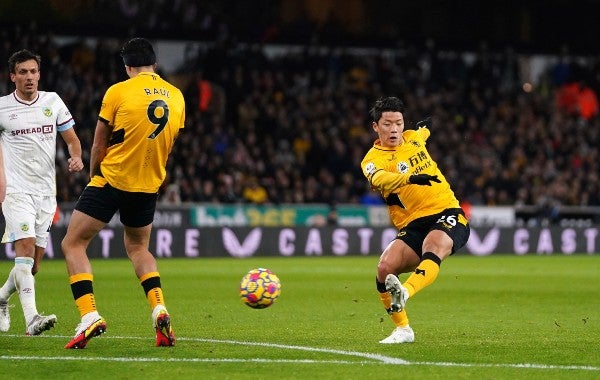 Hwang Hee-chan remata durante el partido