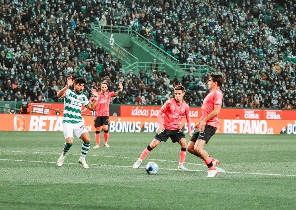 Jugadores del CD Tondela en acción frente al Sporting