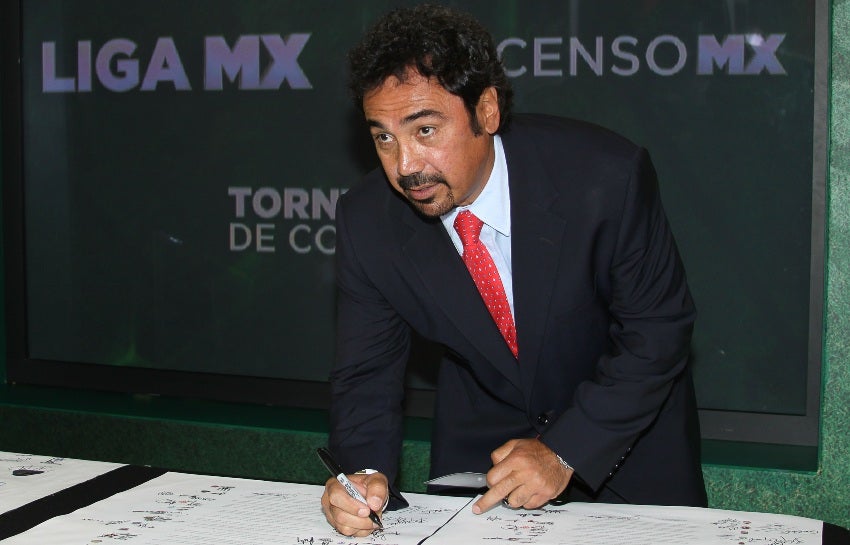 Hugo Sánchez en un evento de la Liga MX