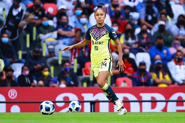 Mónica Rodríguez en un partido con América 