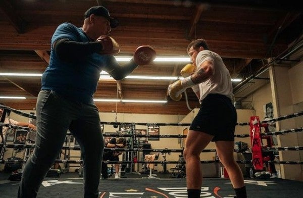 Eddy Reynoso entrena junto a Canelo Álvarez