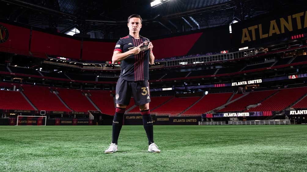 Cubo Torres posa con la indumentaria del Atlanta 