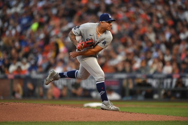 Julio Urías en acción durante partido