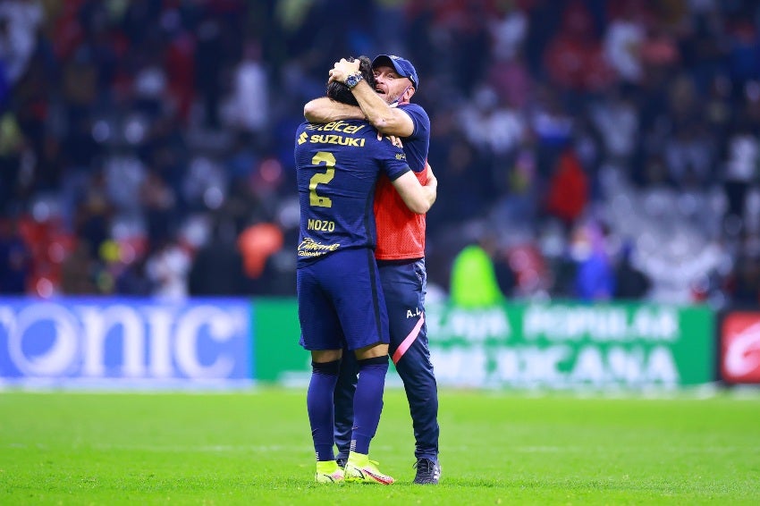 Andrés Lillini y Mozo tras un partido de Pumas