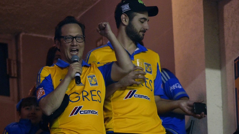 Rob Schneider apoyando a Tigres en partido de la Liga MX