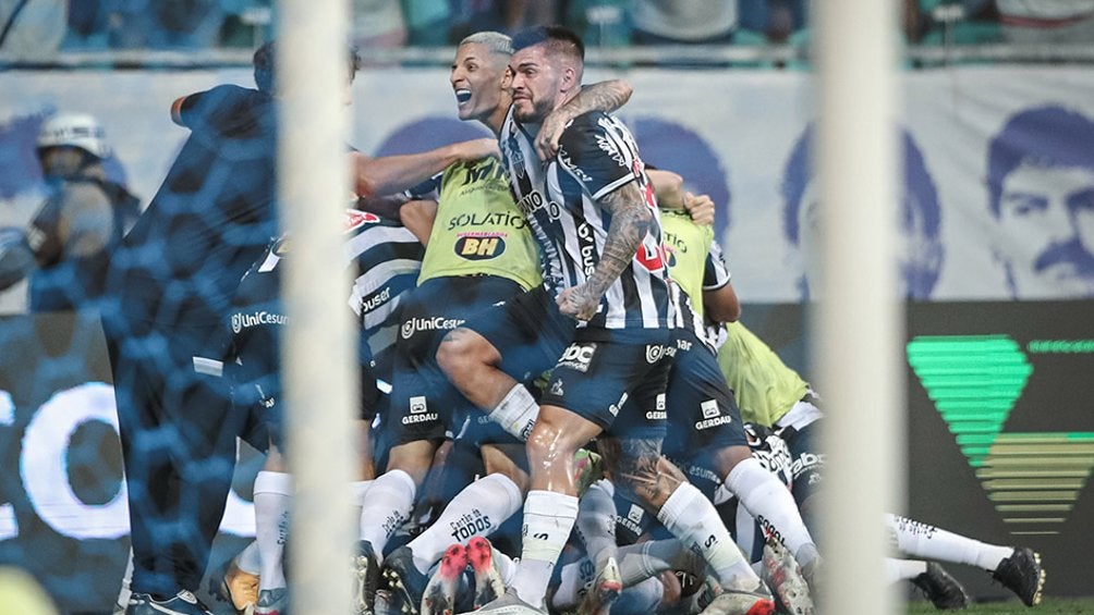 Jugadores del Atlético Mineiro festejando campeonato en Brasil