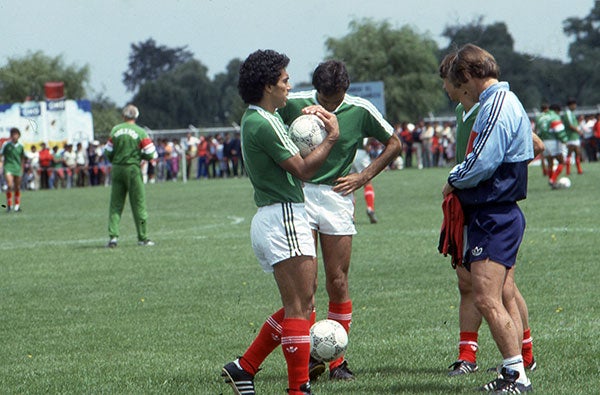 El técnico junto a Hugo Sánchez