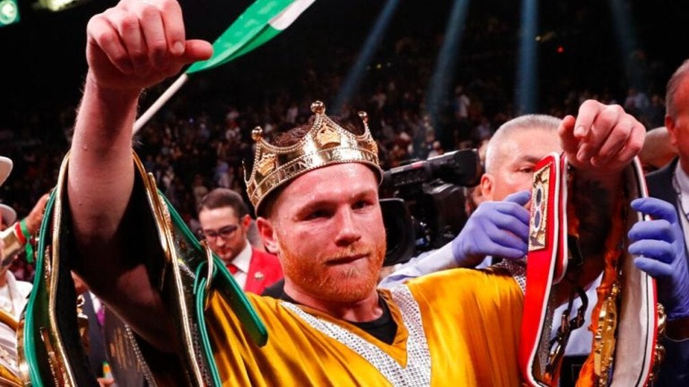 Canelo Álvarez celebrando victoria tras pelea