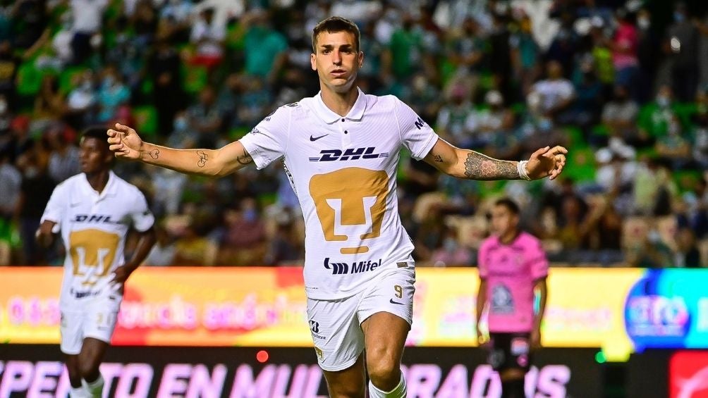 Dinenno en un partido con Pumas 