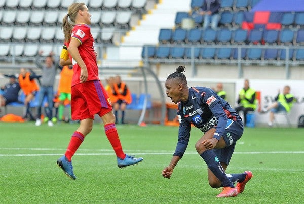 Uchenna Kanu celebra durante partido