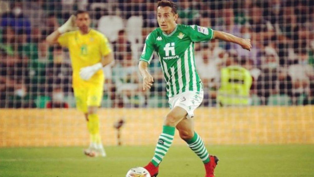 Andrés Guardado durante un duelo con el Betis