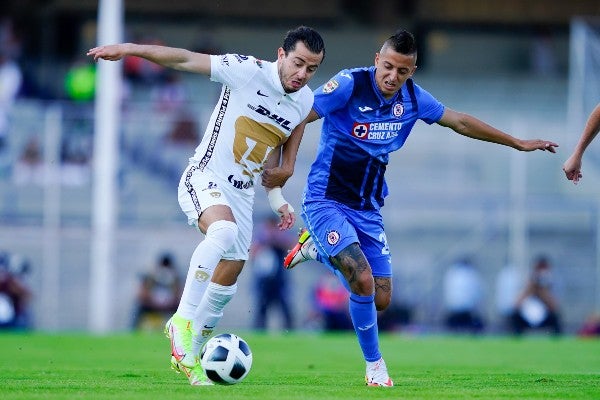 Alan Mozo de Pumas pelea el balón con Roberto Alvarado de Cruz Azul