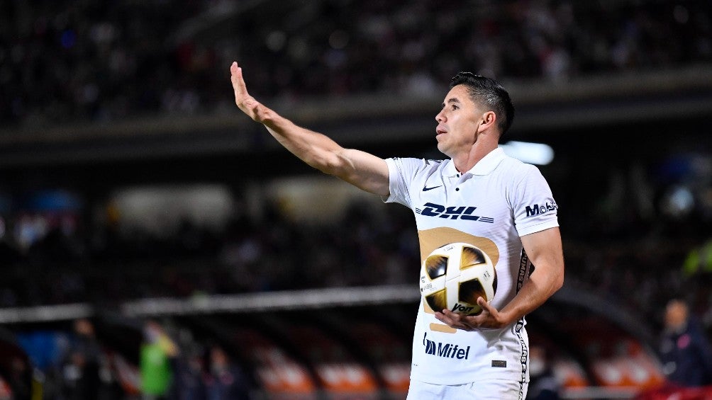 Efraín Velarde reacciona durante partido ante Atlas