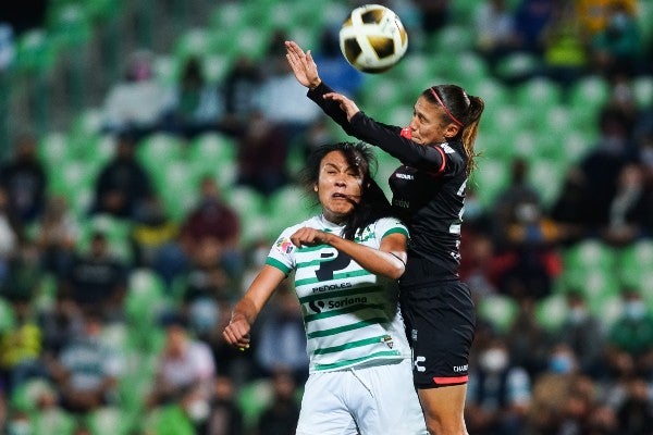 Santos en acción contra Atlas en la Ida de los Cuartos de Final