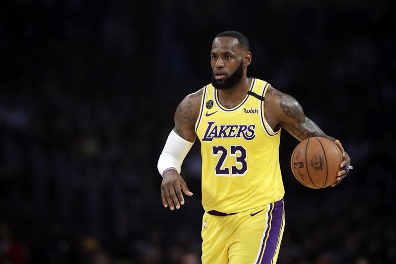 LeBron James durante un duelo de los Lakers