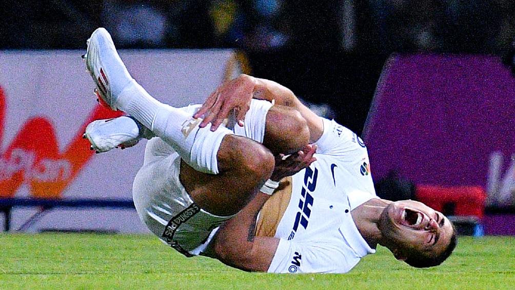 Juan Ignacio Dinenno exigiendo falta en partido con los Pumas