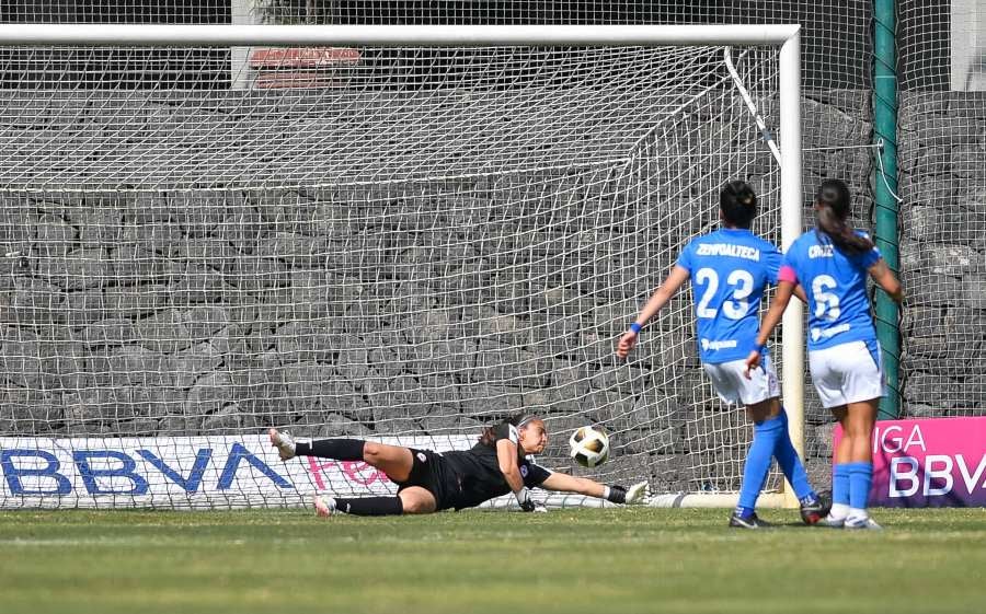 Itzayana González no pudo impedir el gol de las felinas