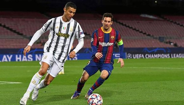 Messi y CR7 pelean un balón en un Barcelona vs Juventus 