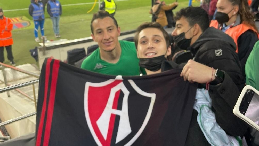 Guardado con el aficionado del Atlas 