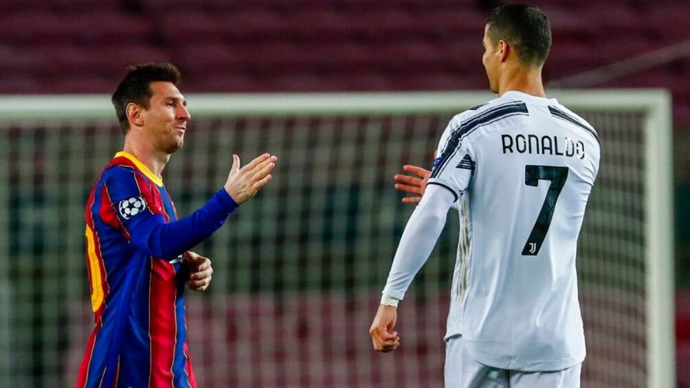 Messi y CR7 se saludan durante un Barcelona vs Juventus 