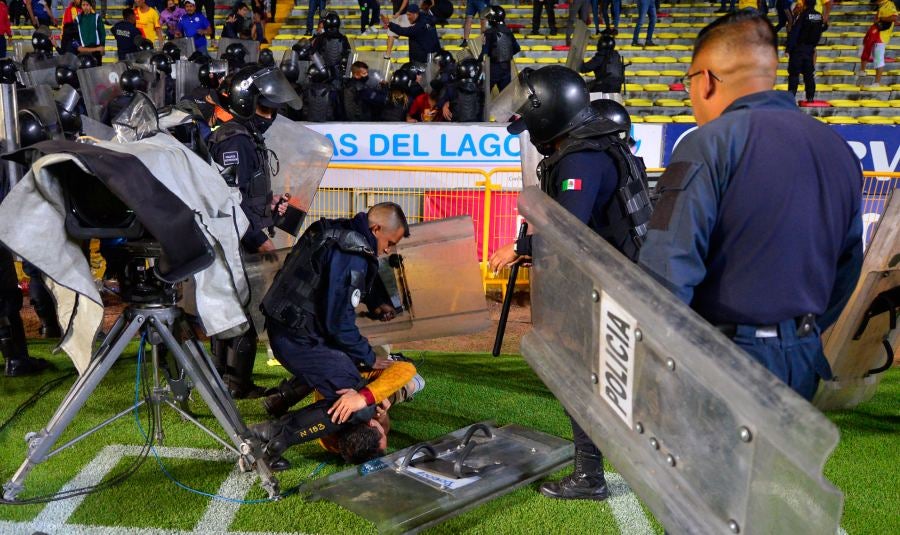 Seguidor del Morelia es sometido al intentar ingresar a la cancha del Morelos