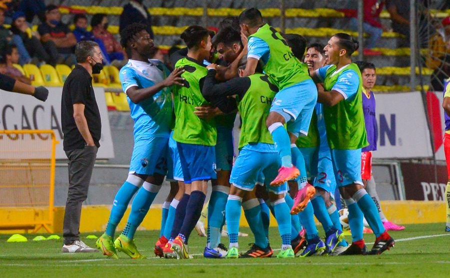 Jugadores de Tampico-Madero celebran anotación