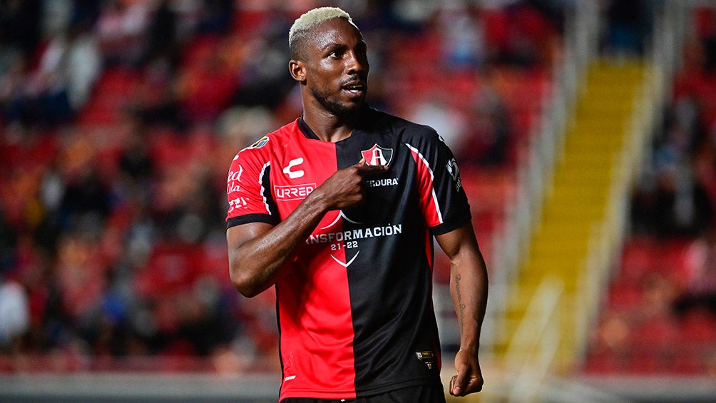 Julián Quiñones festeja un gol con Atlas