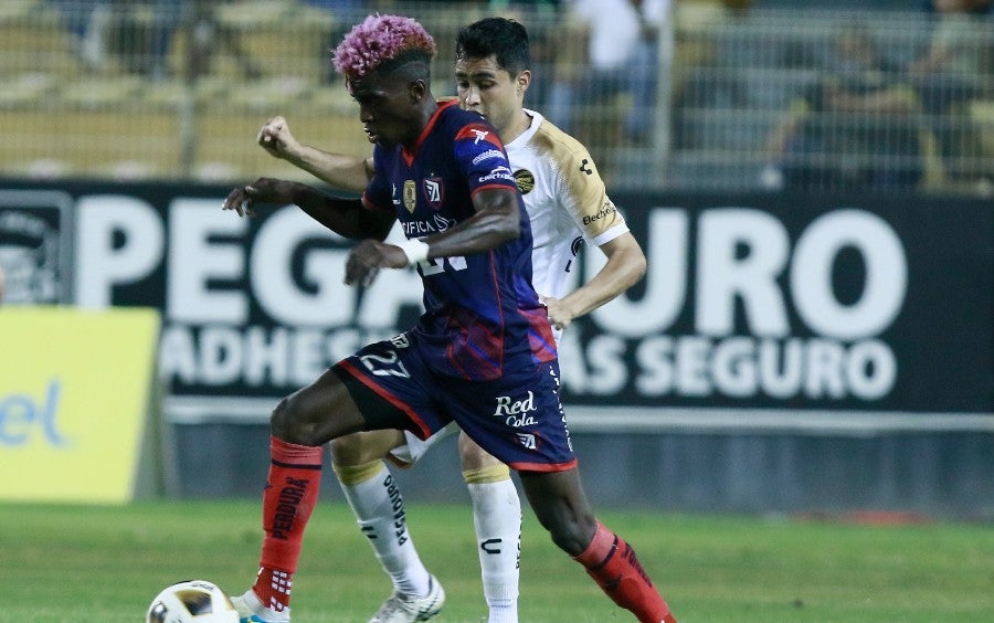 Juan David Angulo en juego ante Dorados