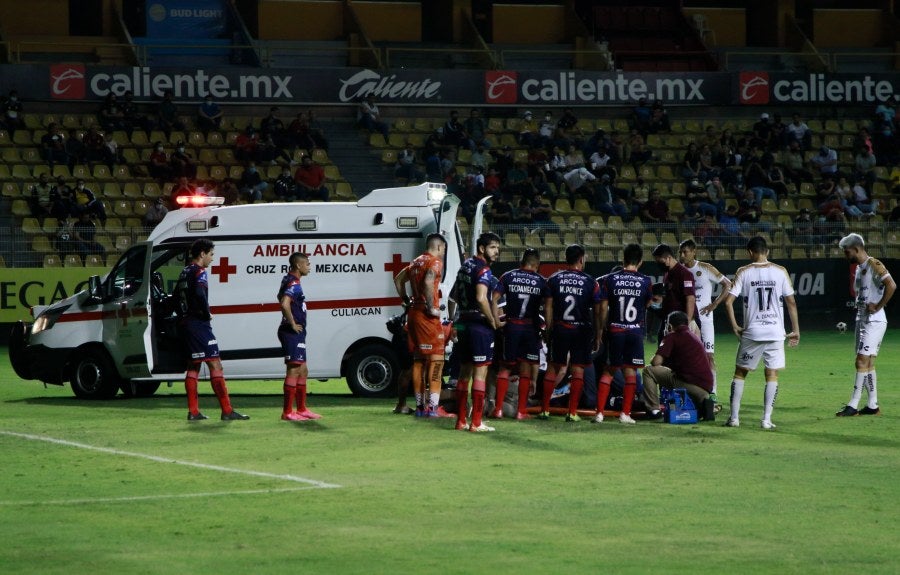 Una ambulancia retiró de la cancha a Angulo