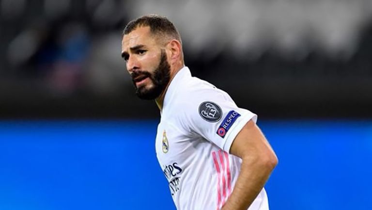 Karim Benzema durante un duelo con el Real Madrid