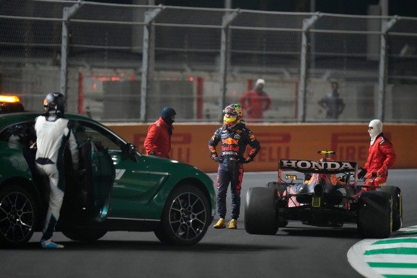 Sergio 'Checo' Pérez espera el auxilio dentro de la pista del GP de Arabia Saudita