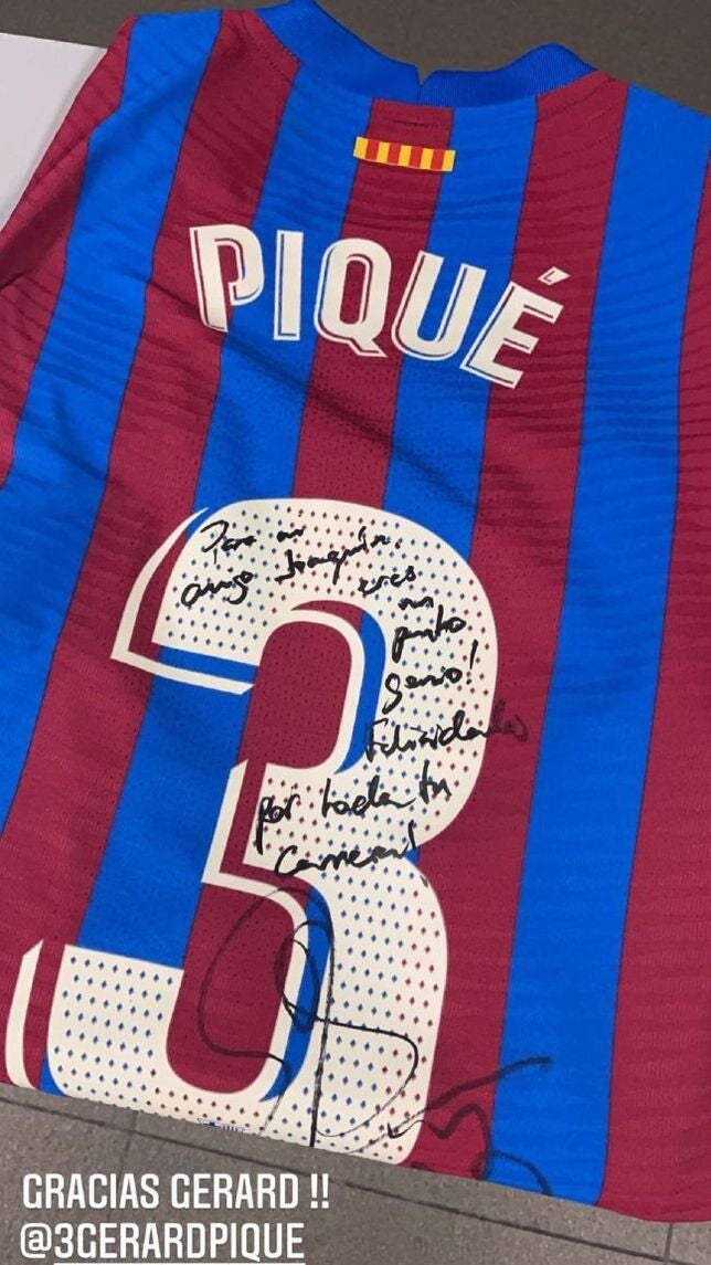 Playera firmada por Piqué para Joaquín