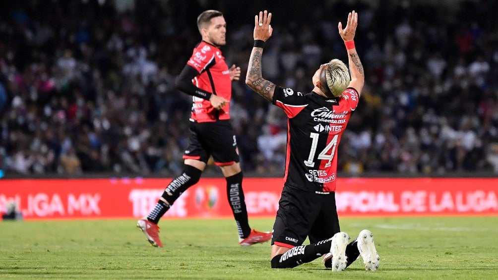 Luis Reyes reacciona durante partido con Atlas