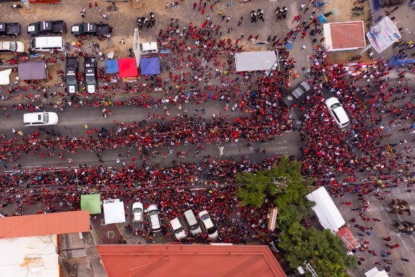 Público en la entrada del Estadio Jalisco