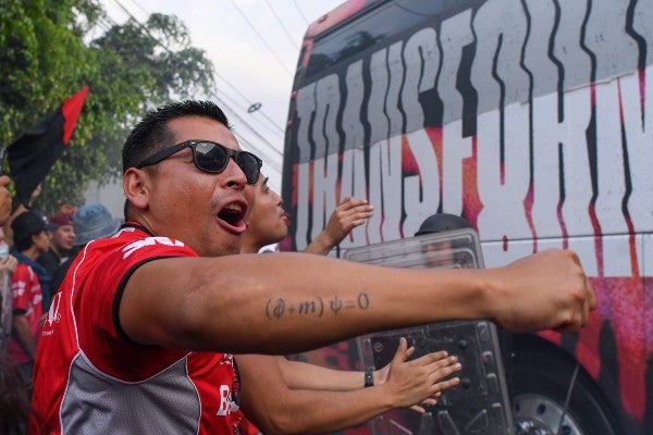 Aficionados reciben el camión de Atlas