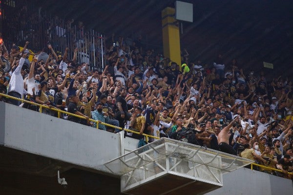 Afición de Pumas se hace presente en el Estadio Jalisco