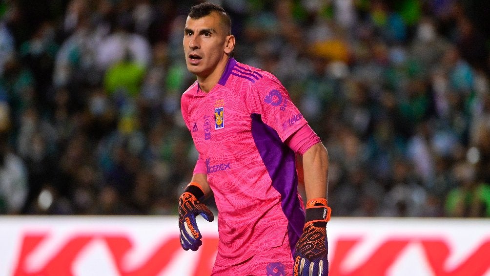 Nahuel Guzmán jugando con Tigres en partido ante León