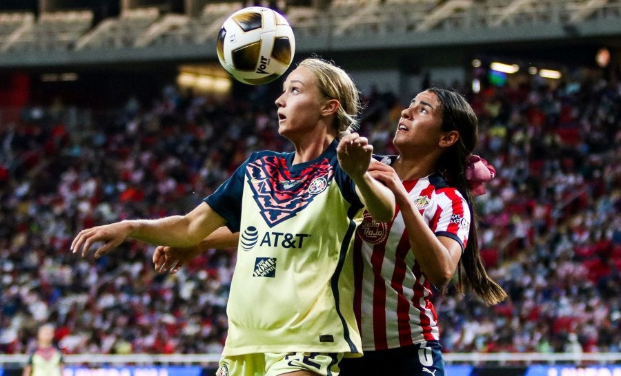 Sarah Luebbert pelea el balón con Montero