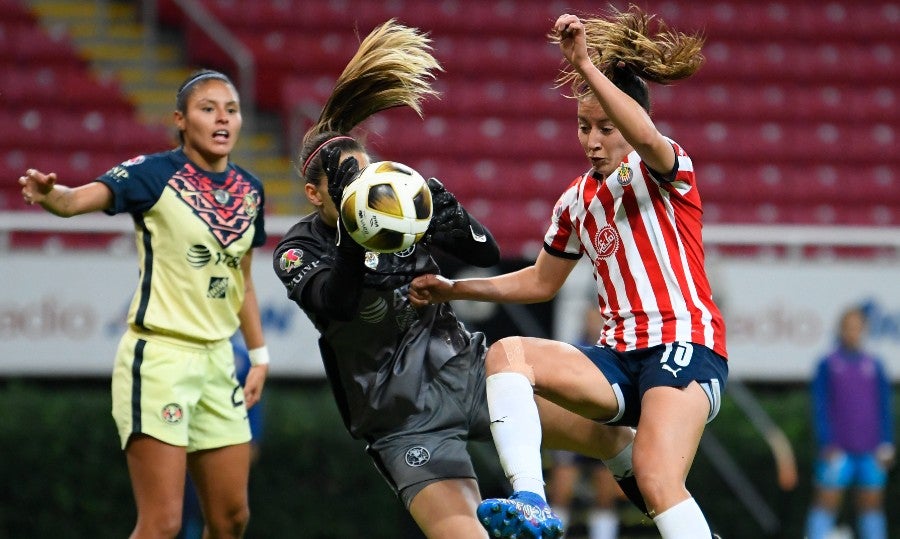 Renata Masciarelli ataja el balón