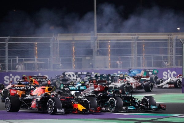 Max Verstappen lucha con Lewis Hamilton en el GP Arabia Saudí