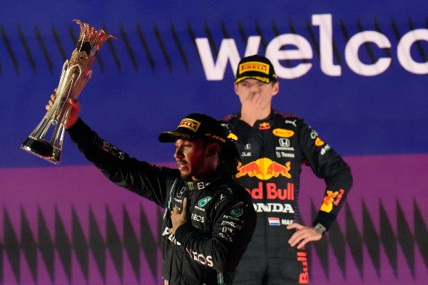 Lewis Hamilton levanta el trofeo en el GP Arabia Saudí