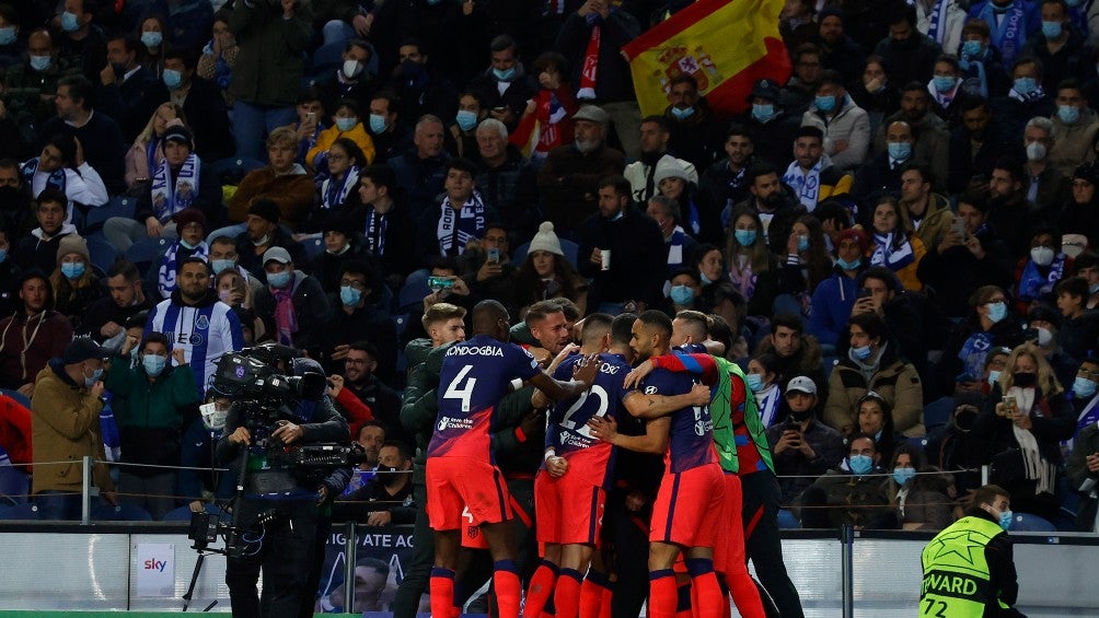 Jugadores del Atlético festejan en campo del Porto