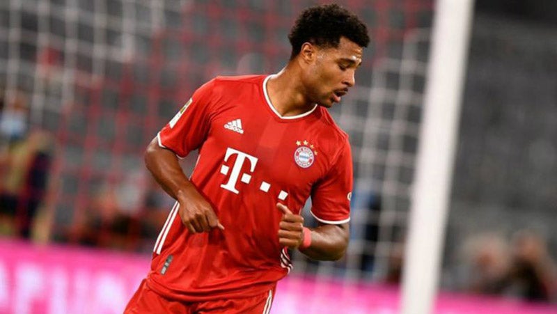  Serge Gnabry durante un duelo con el Bayern Munich 