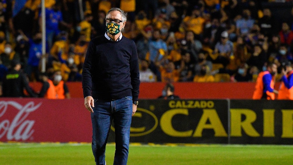 Ariel Holan durante un partido con León