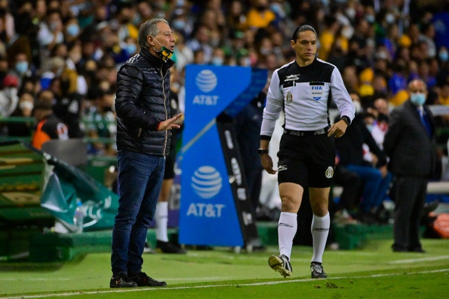 Ariel Holan durante un partido con León