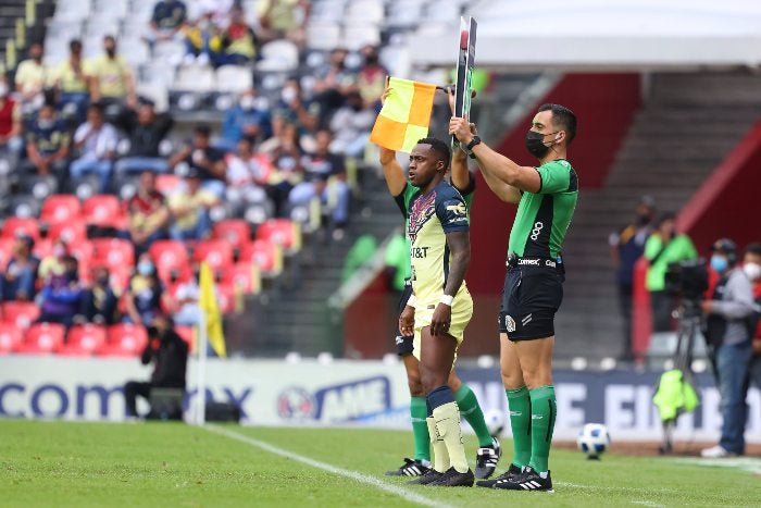 Renato Ibarra en acción con América