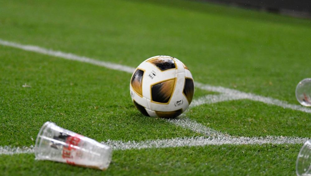 Balón y vasos en el césped del Estadio Jalisco