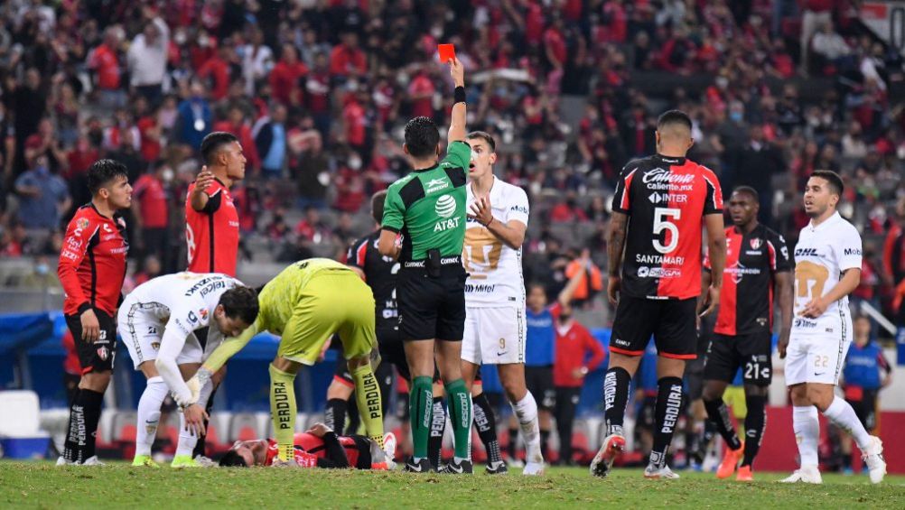 Juan Ignacio Dinenno recibe la tarjeta roja